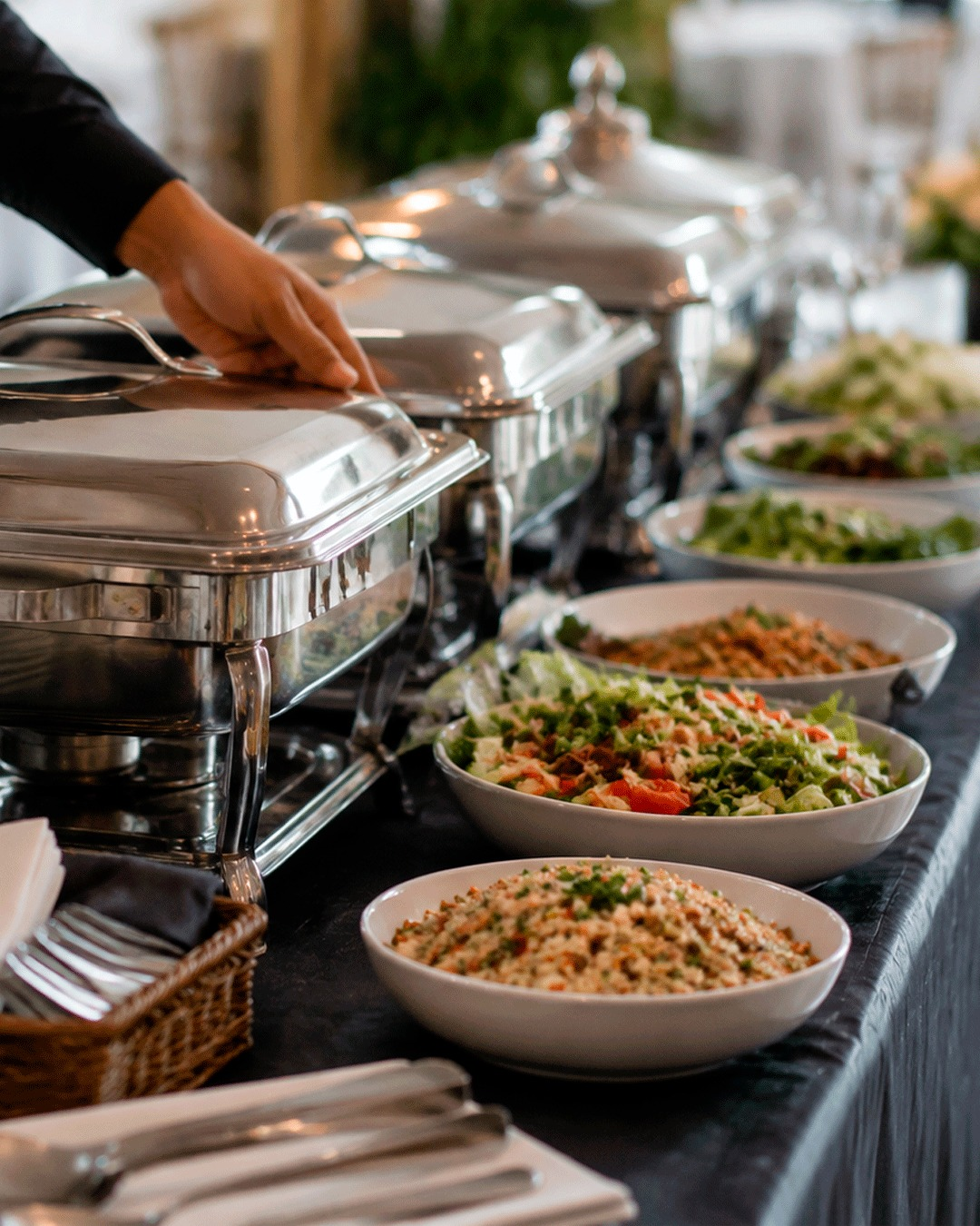 Buffet de churrasco com réchauds e bowls de acompanhamentos